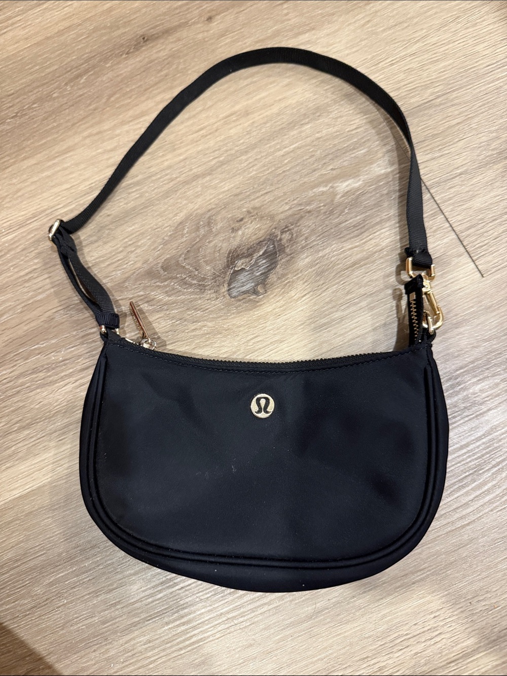 Lululemon city essentials mini shoulder bag